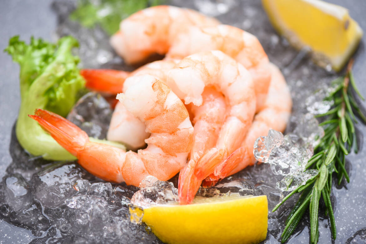 vecteezy_boiled-shrimps-prawns-on-ice-frozen-at-the-seafood_4528642-2500x1669.jpg