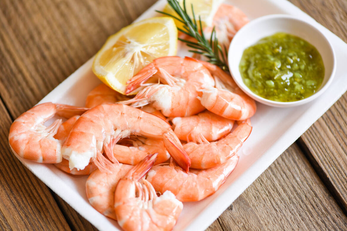 vecteezy_fresh-shrimps-on-on-plate-plastic-tray-with-lemon-boiled_6191067_402-2500x1669.jpg