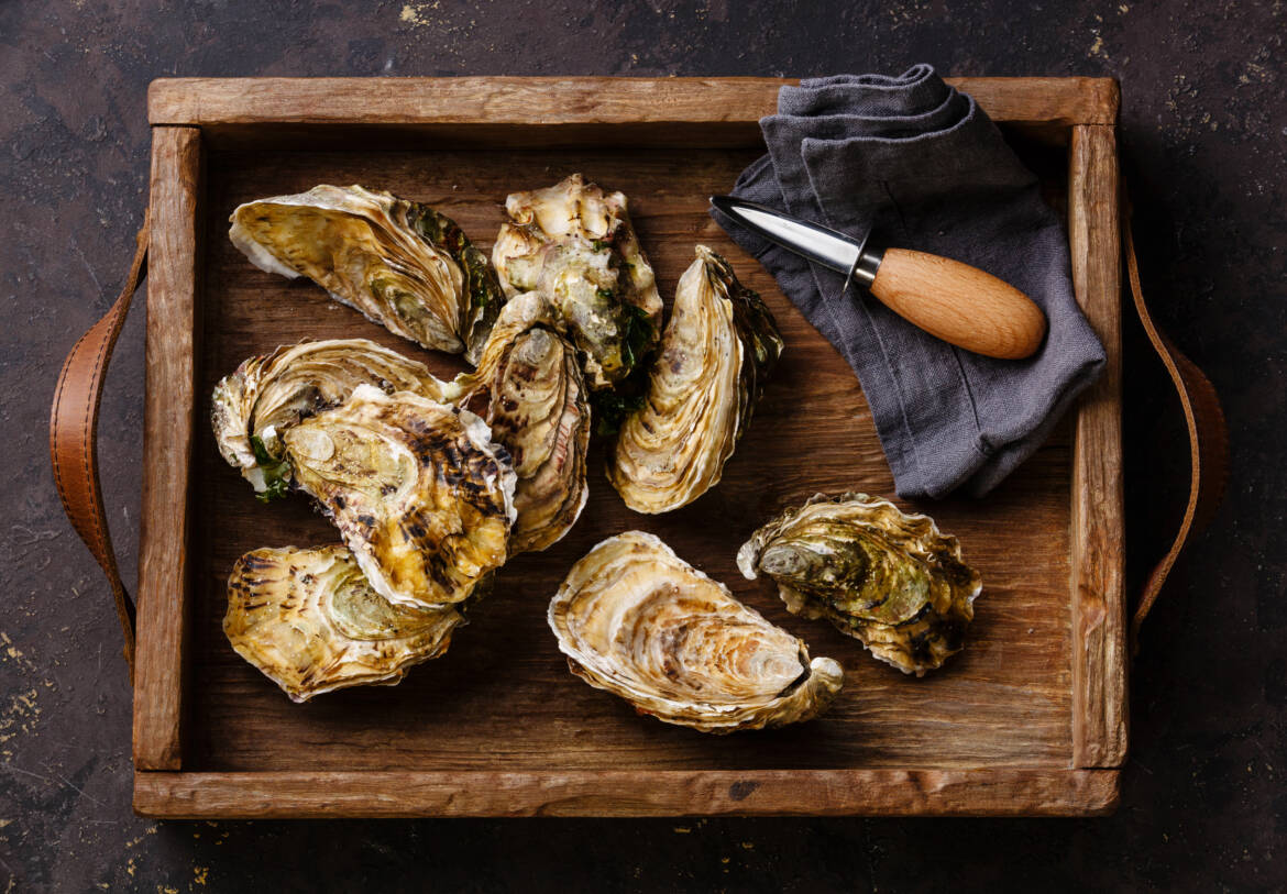 vecteezy_oysters-fines-de-claire-with-oysters-knife-in-wooden-box_1265291-1-2500x1738.jpg