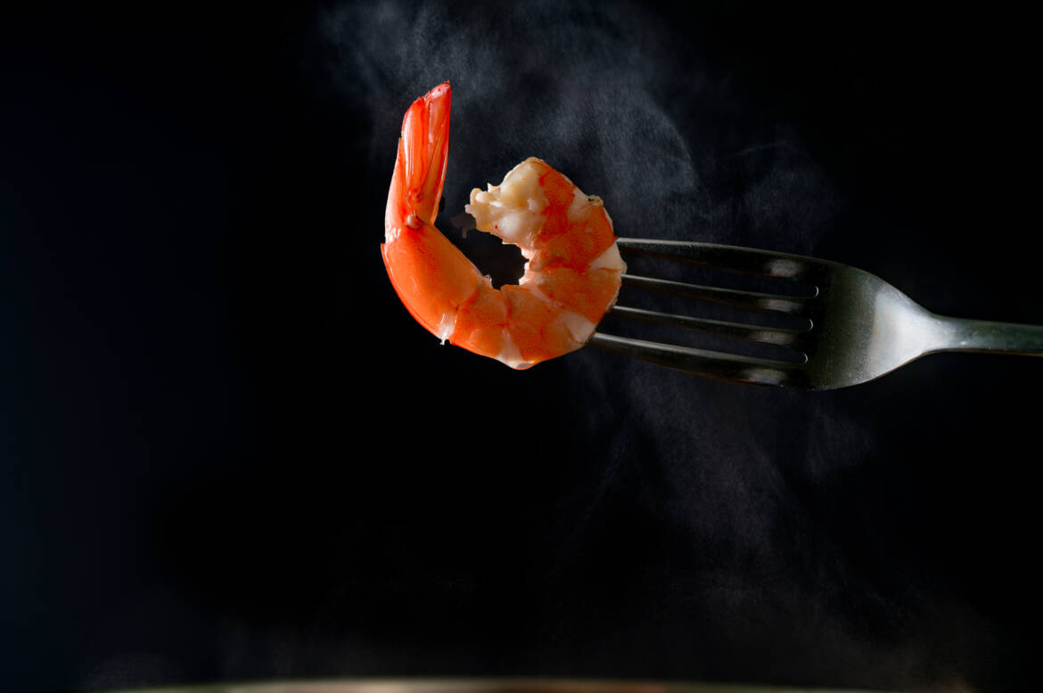 vecteezy_steamed-shrimp-on-fork-isolated-on-dark-background-with-copy_7763371_839-2500x1662.jpg